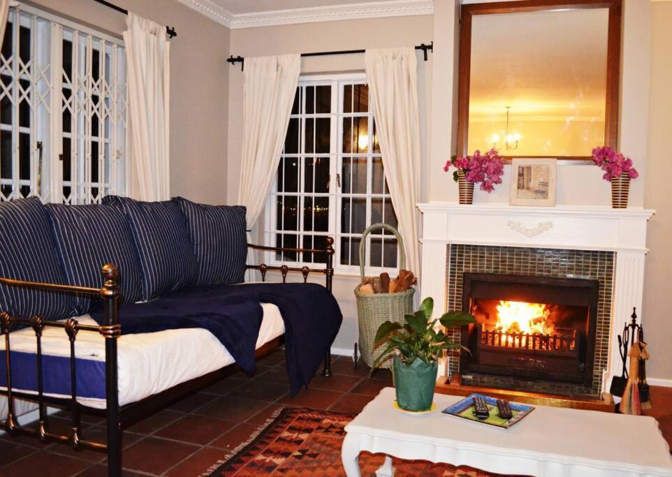 Simonʼs Town Bougainvillea House - The Heart Of Simonstown מראה חיצוני תמונה